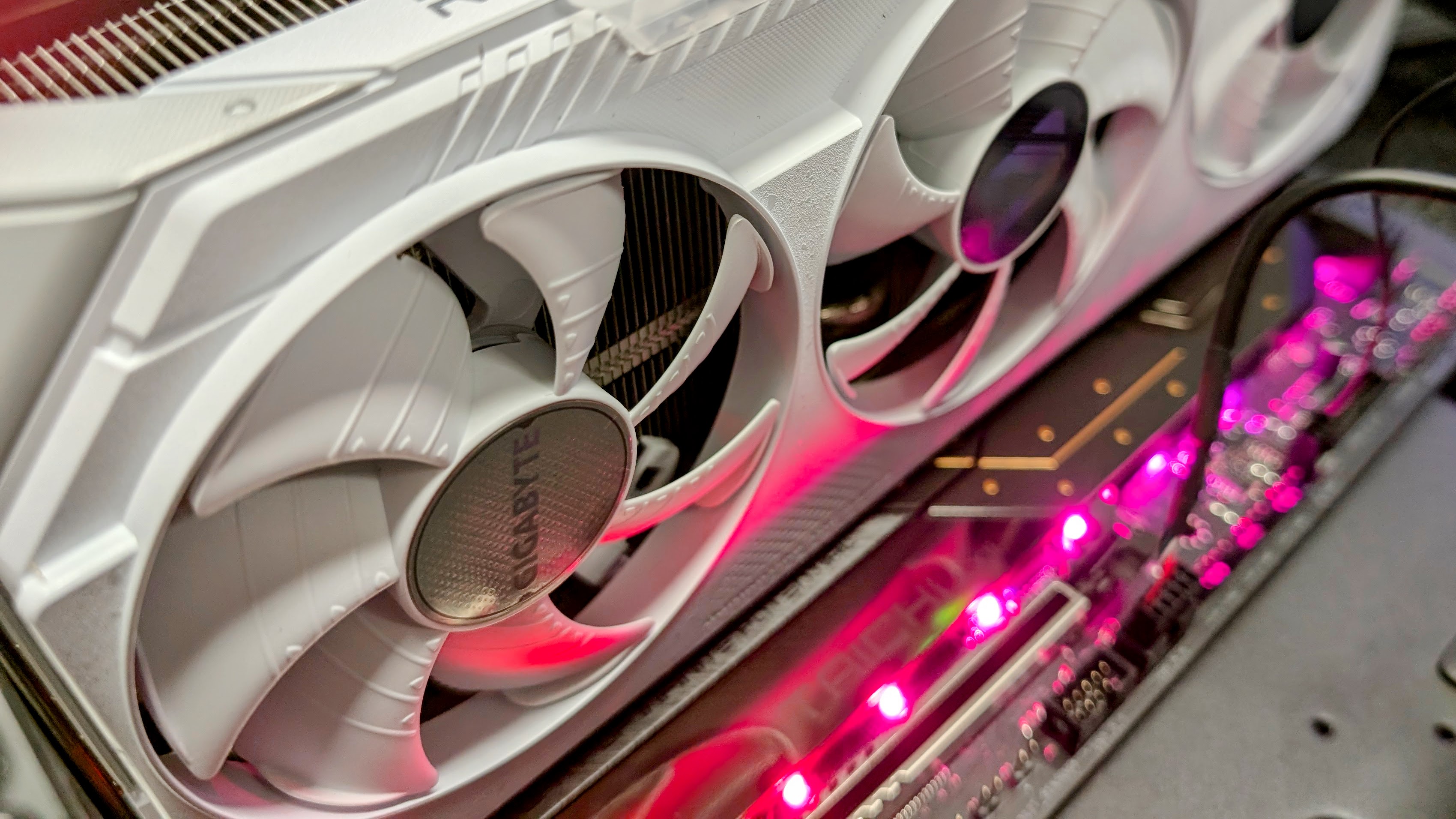 Gigabyte Radeon RX 9070 XT Gaming OC Ice 16GB installed in motherboard