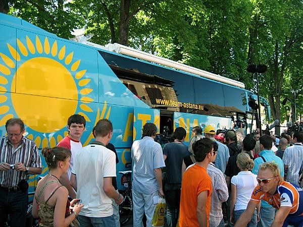The Astana bus was swamped by fans who wanted to know how Vino and Kl&ouml;den are doing.
