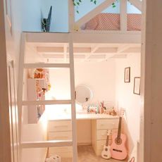 Sleeper bedroom with white ladder and pink details