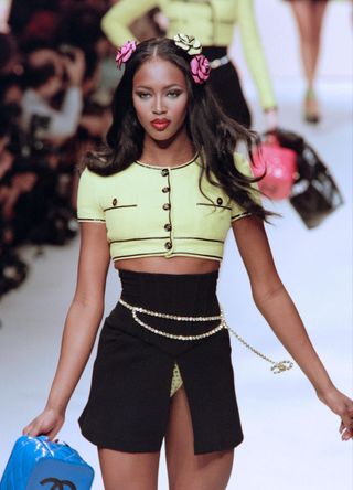 English model Naomi Campbell presents a new creation by French fashion house Chanel on October 17, 1994 as part of the Spring-Summer ready-to-wear collections. / AFP / Gérard JULIEN (Photo credit should read GERARD JULIEN/AFP via Getty Images)