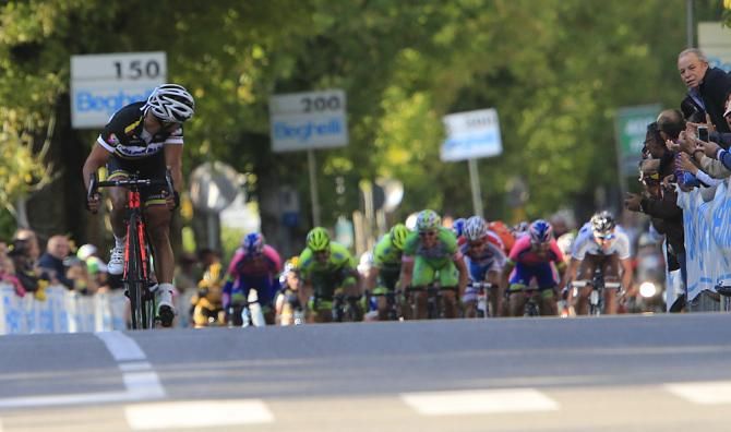 Duque looks back at the chasing peloton