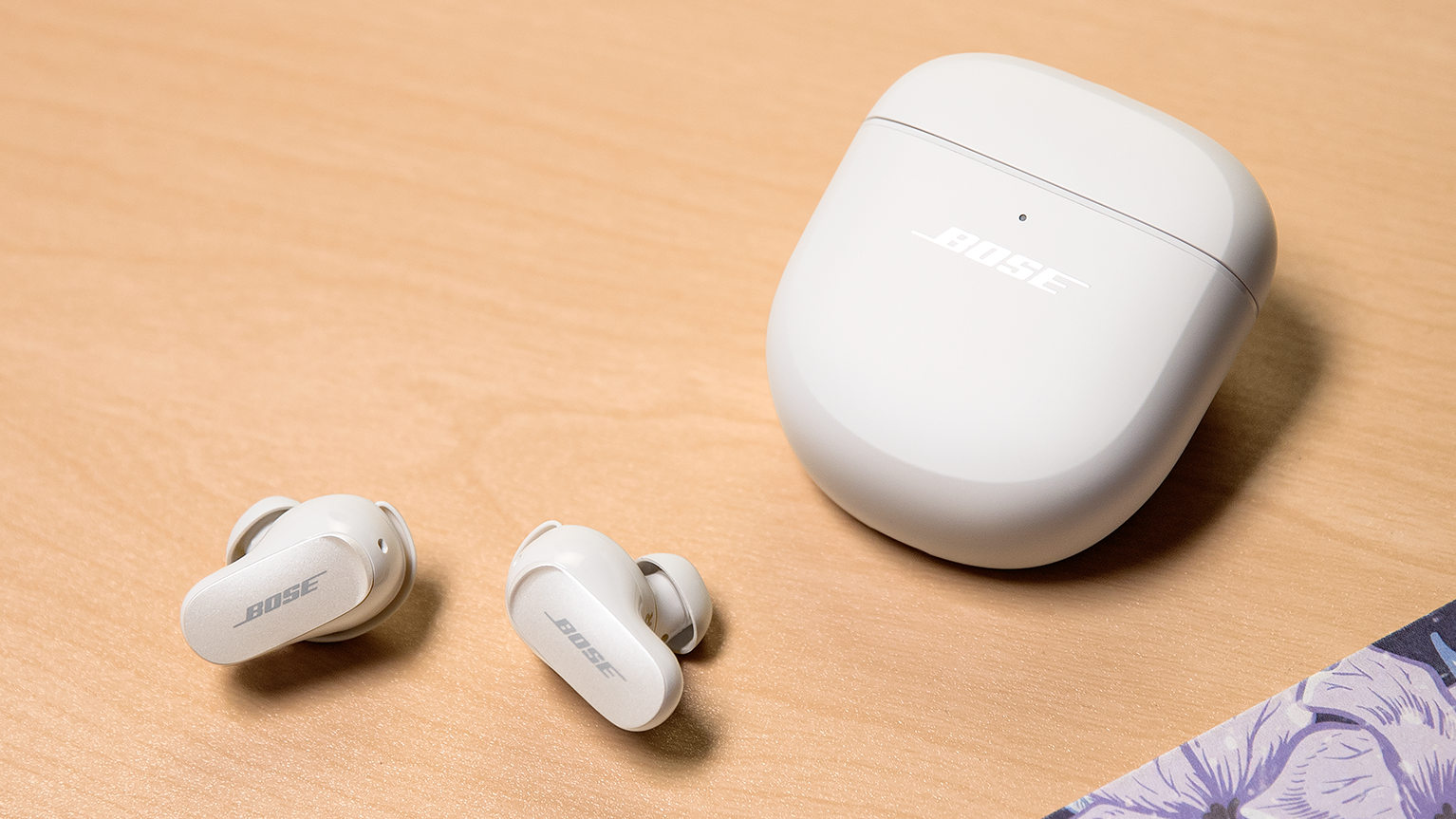 Bose QuietComfort Наушники II на деревянном столе