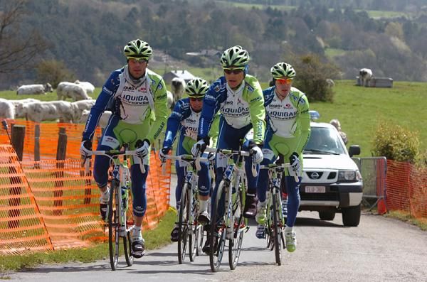 Vincenzo NIbali and his Liquigas-Cannondale teammates check out the C&ocirc;te de La Redoute.