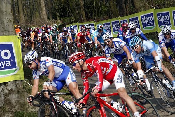 The race heads down the Kemmelberg.