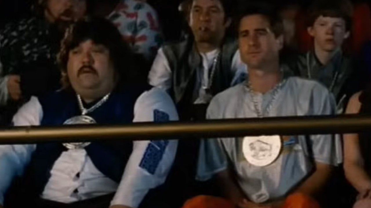 Luke Wilson with a medal around his neck in Idiocracy
