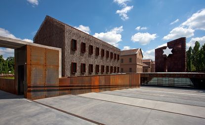 the station’s existing buildings, establishing a circulatory artery for the complex