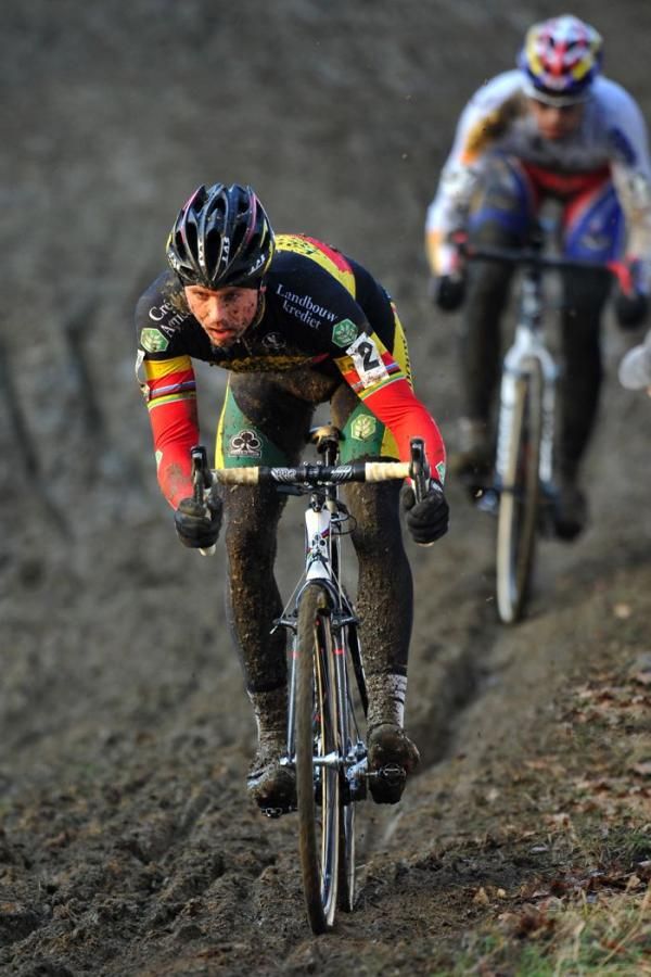Nys puts the pressure on Stybar through the mud.