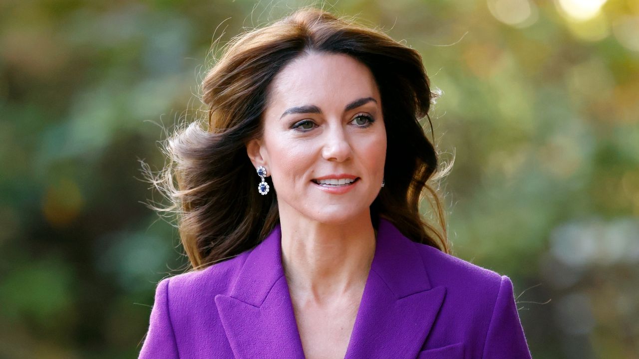 Kate Middleton&#039;s purple suit seen as she arrives at the Shaping Us National Symposium