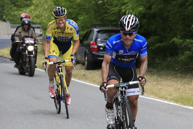 Julian Arredondo (Trek Factory Racing) passes Nicolas Roche