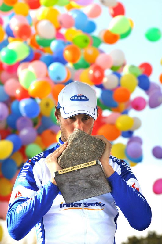 2008 Paris-Roubiax champion Tom Boonen kisses the cobble as balloons fly off into the sky