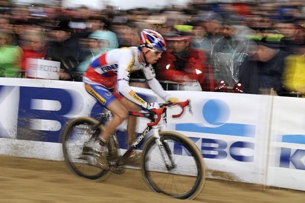 Stybar powers through the sand.