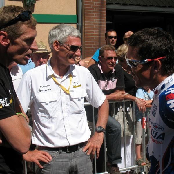 Robbie McEwen talks with Rolf Aldag and Alan Peiper