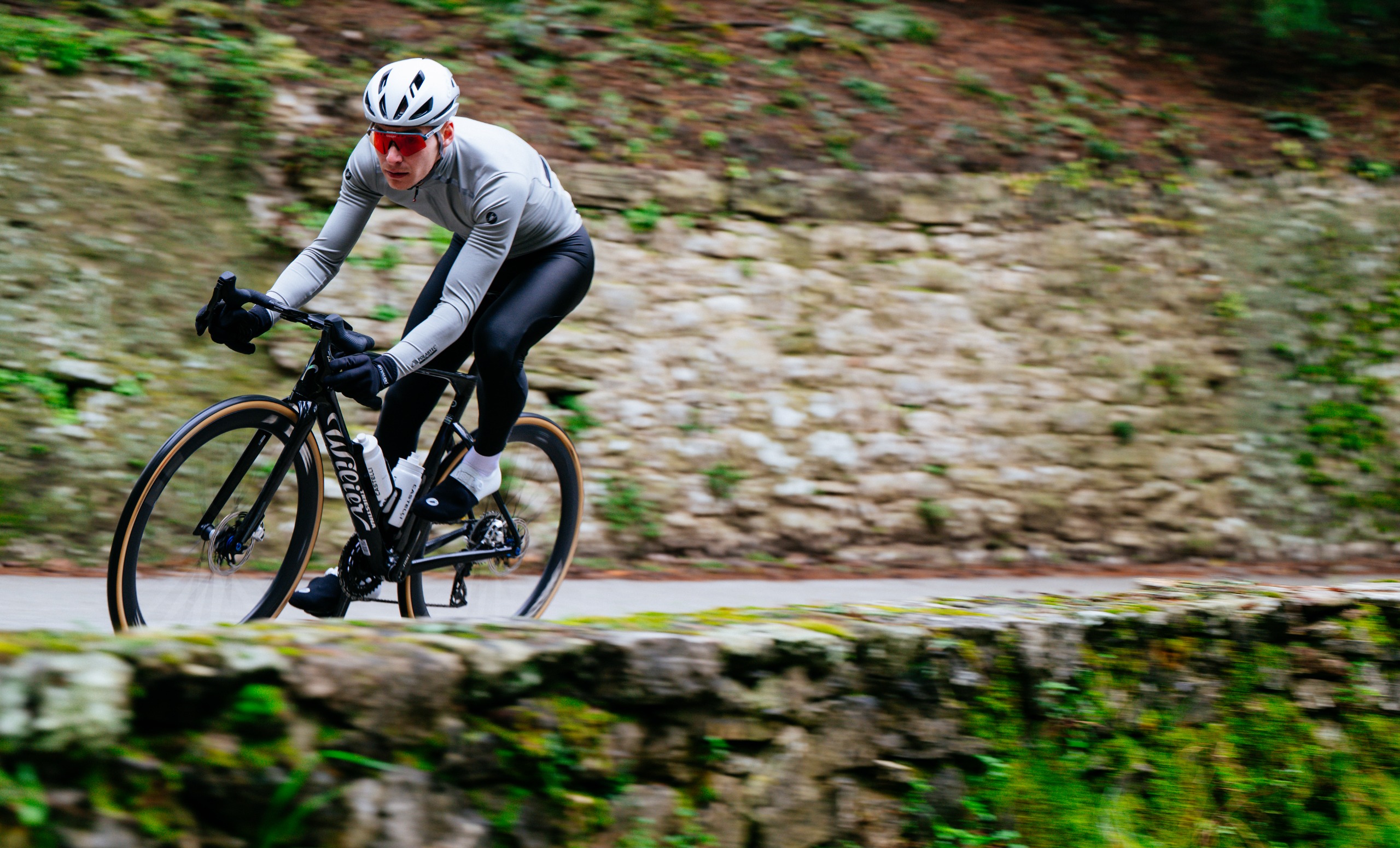 A male rider on the drops wears the Castelli Perfetto Pro