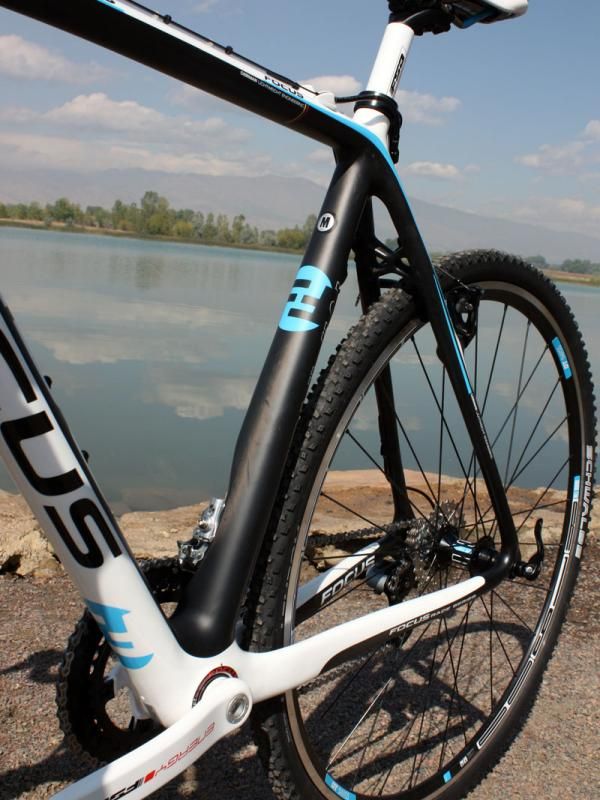 The giant, tapered and flared seat tube incorporates a big cut-out on the driveside to clear the front derailleur