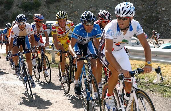 Alejandro Valverde (Caisse d'Epargne-Illes Balears) keeps his eyes on his rivals near the summit