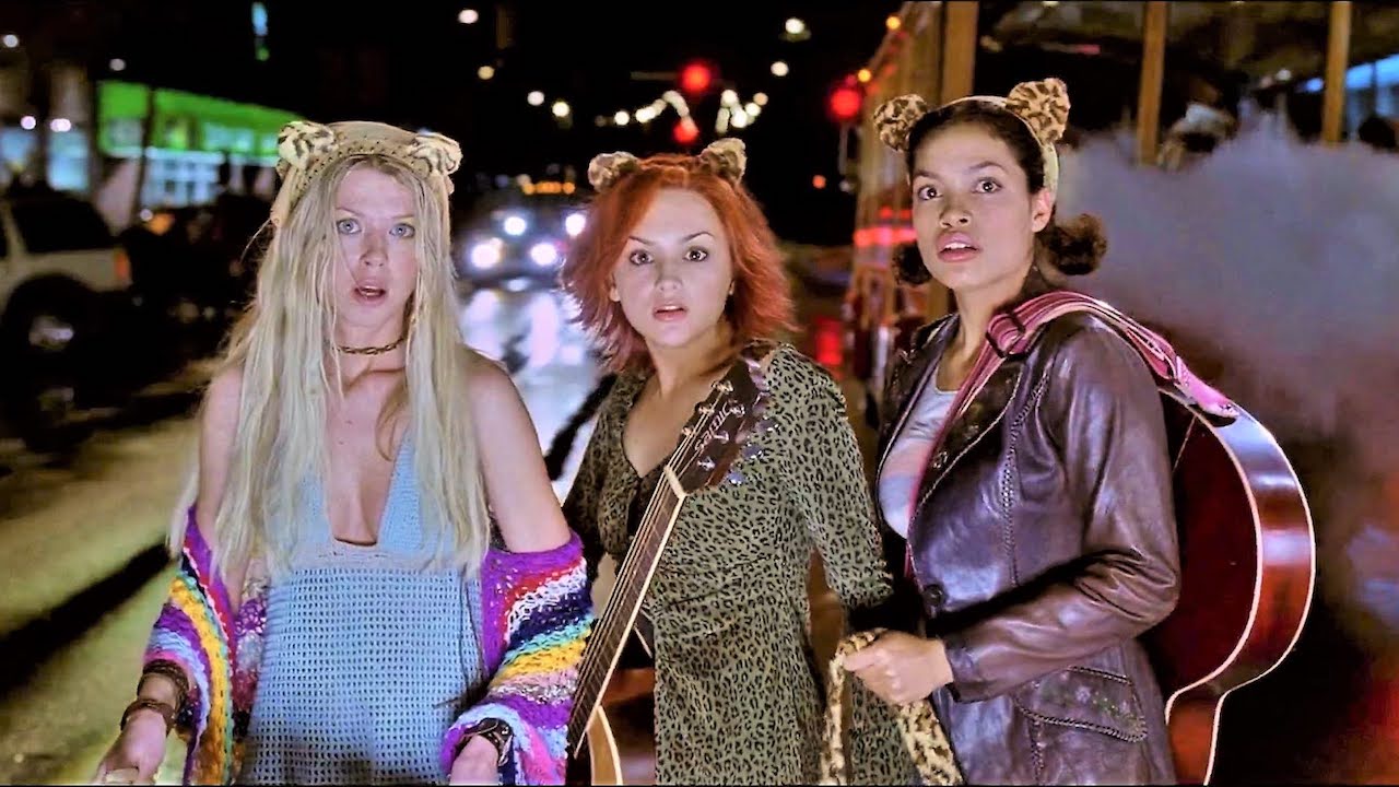 Tara Reid, Rachael Leigh Cook y Rosario Dawson como Josie y las Pussycats parecen sorprendidas.