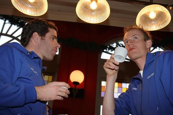 Bram Tankink and Pieter Weening have a coffee break.