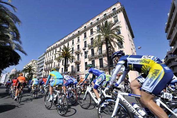 The peloton on stage 7 of Paris-Nice