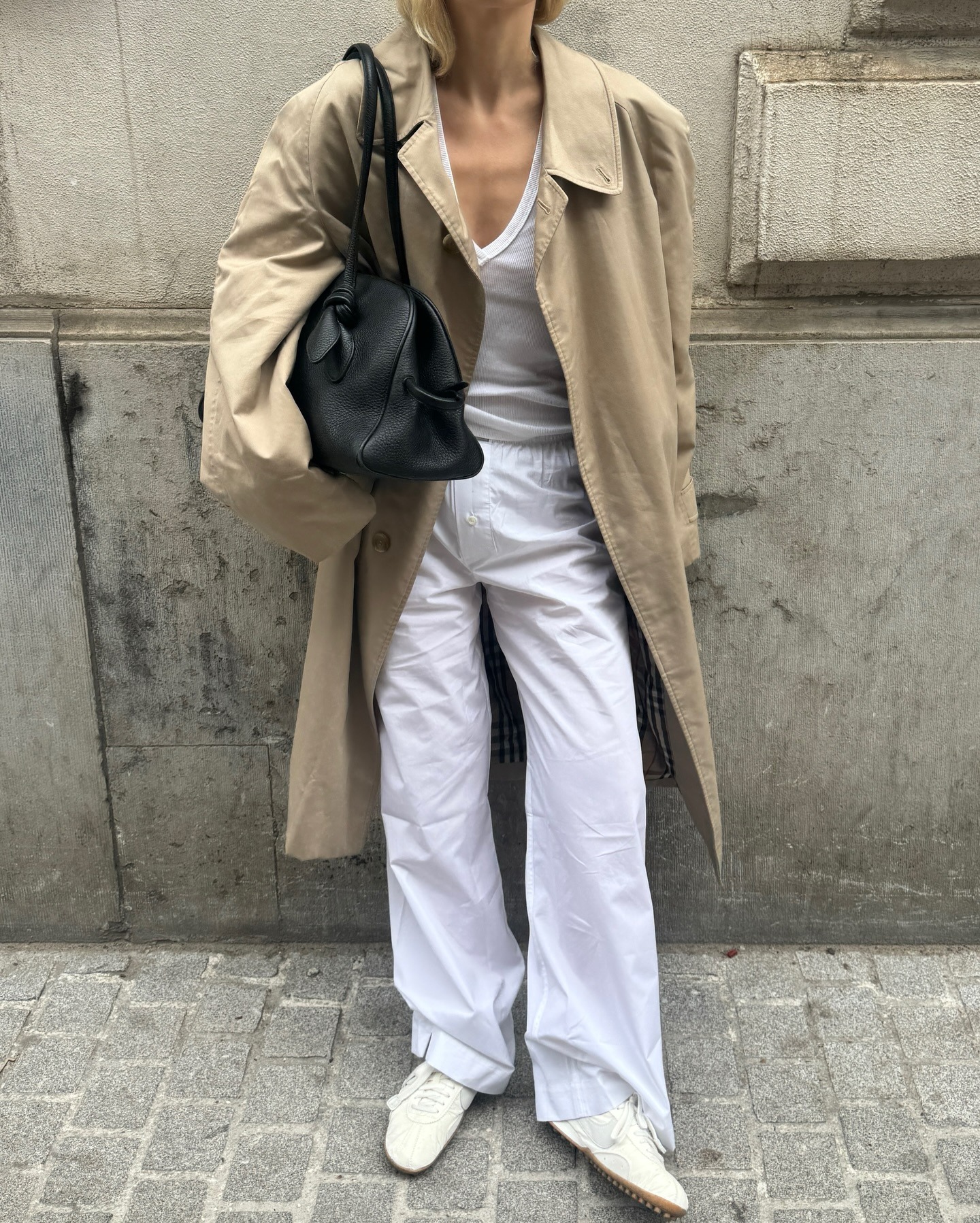 Influencer wearing a sneaker outfit in Paris