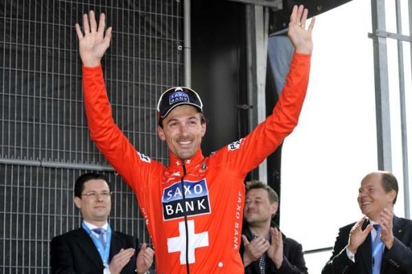 Fabian Cancellara (Saxo Bank) gets the applause