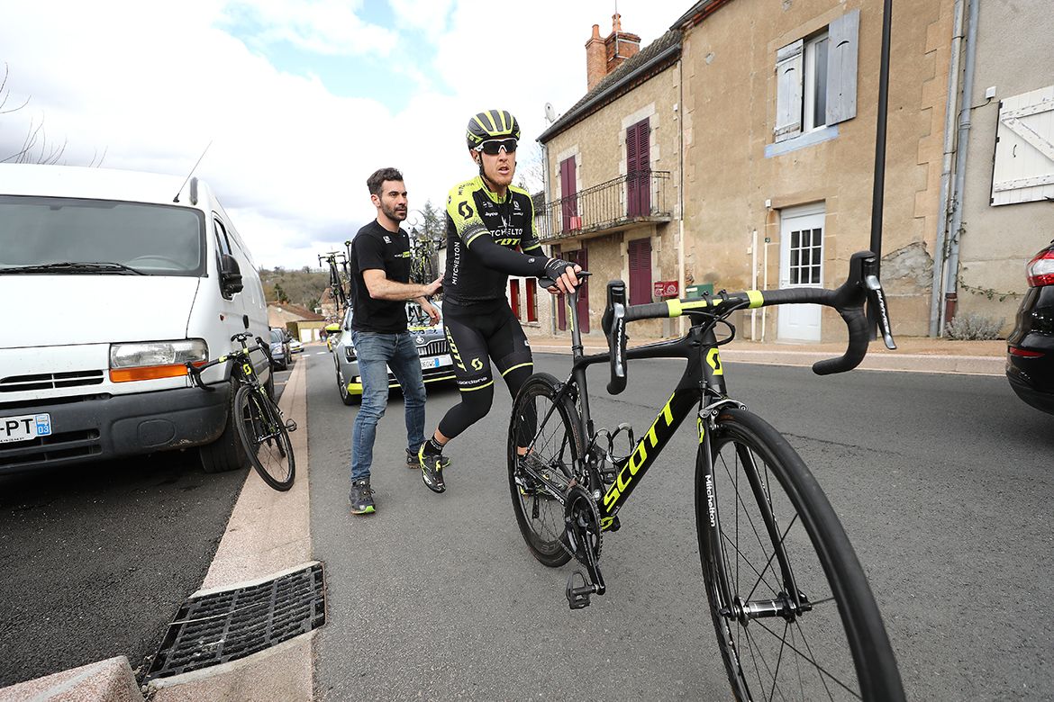 Matteo Trentin (Mitchelton-Scott) with a mechanical