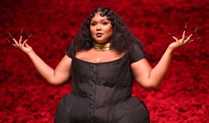  Lizzo attends The 2022 Met Gala Celebrating "In America: An Anthology of Fashion" at The Metropolitan Museum of Art on May 02, 2022 in New York City