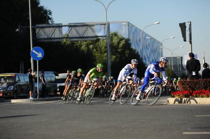 The peloton chases the break