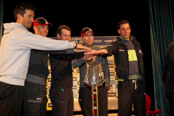 Nibali, Gilbert, Evans, Cavendish and Bennati pose with the trident trophy.