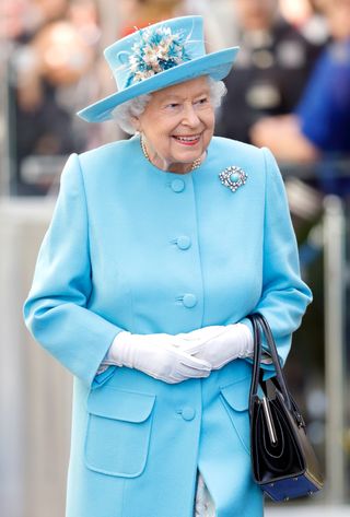 Queen Elizabeth and her handbag