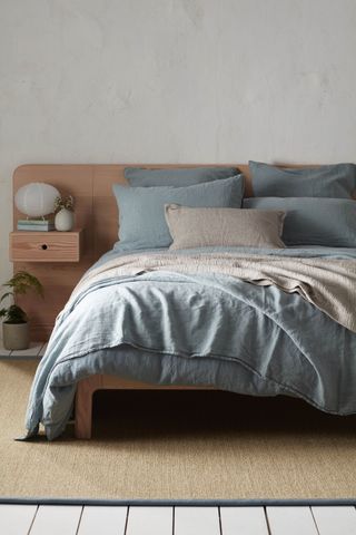 Linen bed sheets