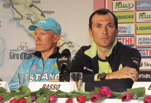 Alexander Vinokourov and Ivan Basso listen intently to reporters' questions.