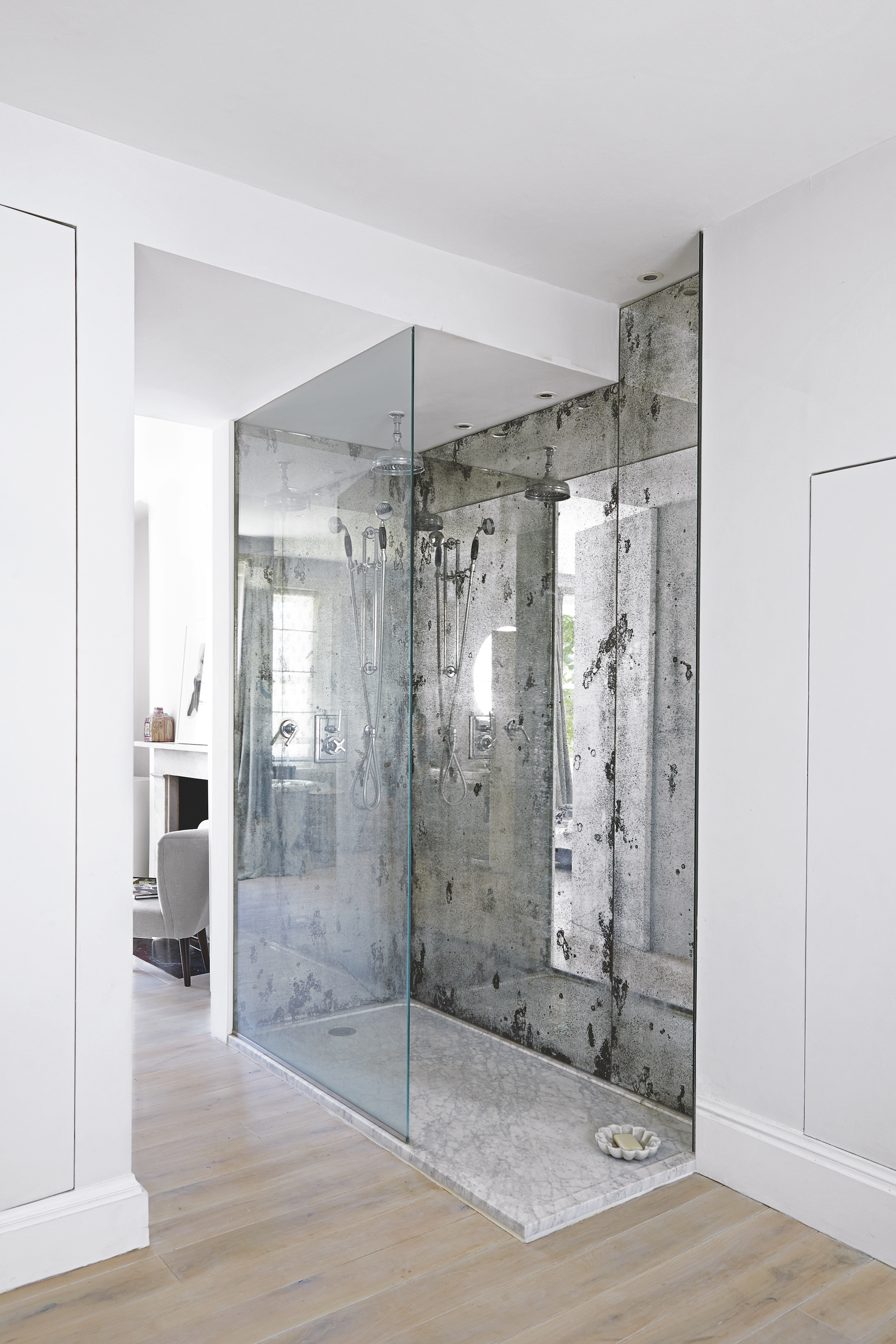 douche à l'italienne avec parquet, murs en verre miroir, porte de douche en verre, plan ouvert