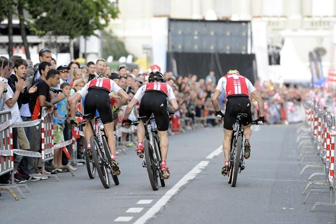 Several Swiss riders in the same heat