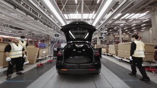 Un automóvil Tesla construido por una máquina en la fábrica de Giga