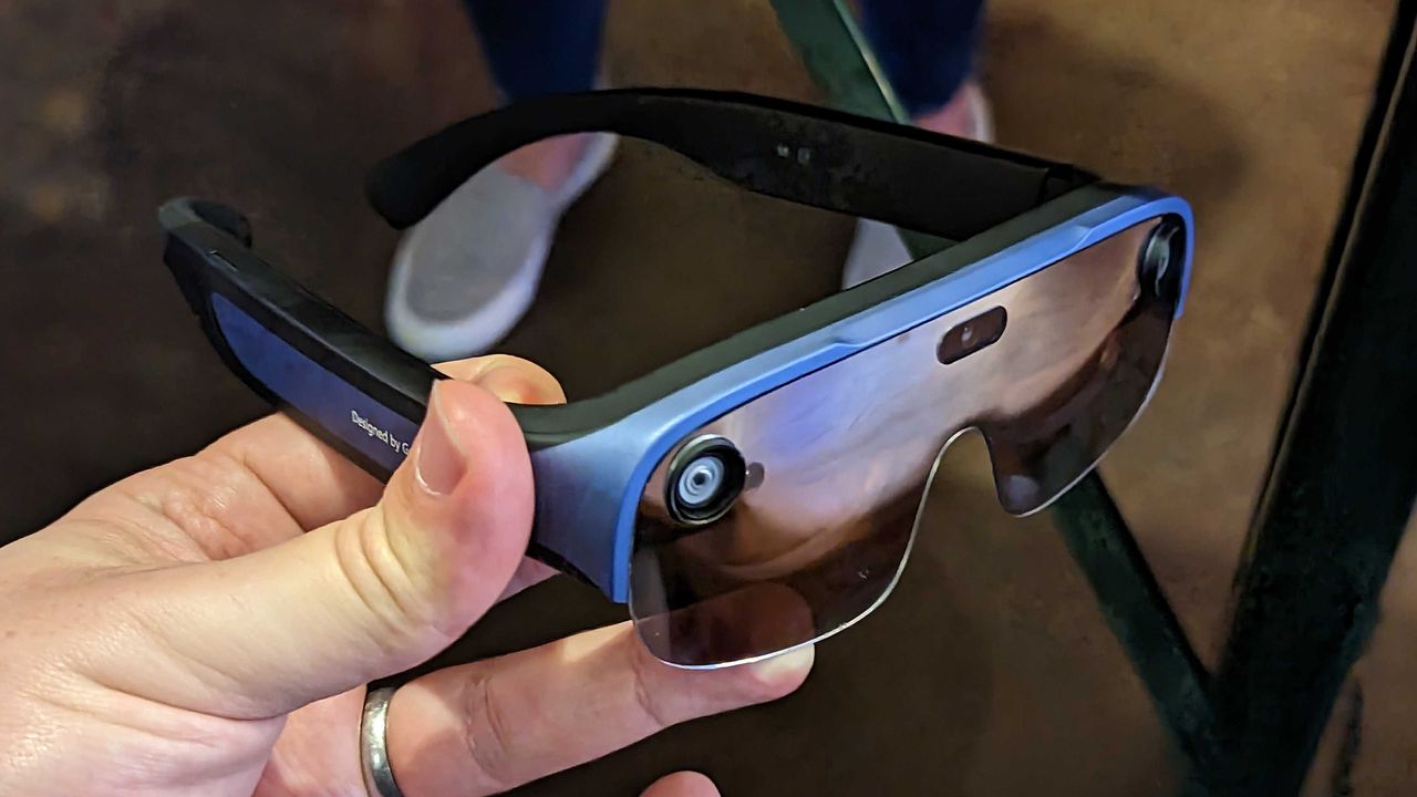 Qualcomm Wireless AR Smart Viewer Reference Design hands on front angled open
