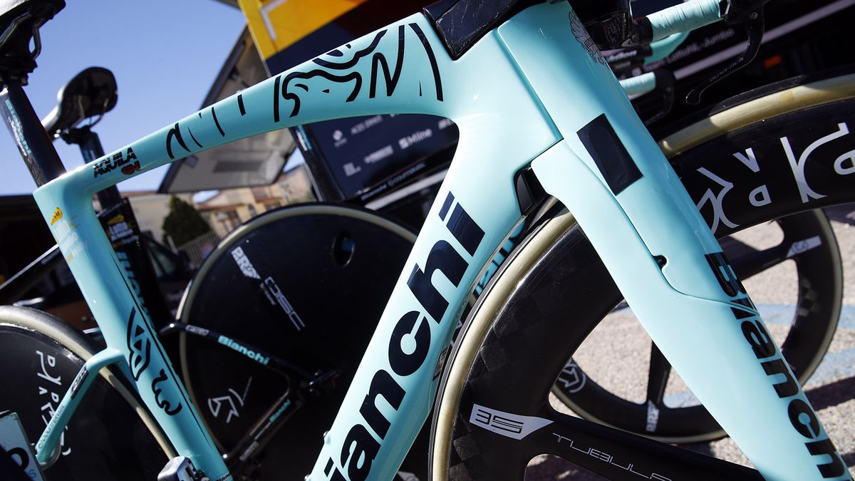 The fork/head tube has a removable cover to access the hidden front brake