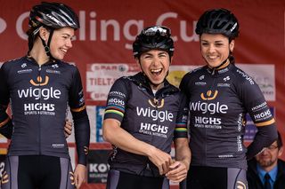 Giorgia Bronzini having a laugh with her Wiggle Hi5 teammates at sign in - Grand Prix de Dottignies 2016