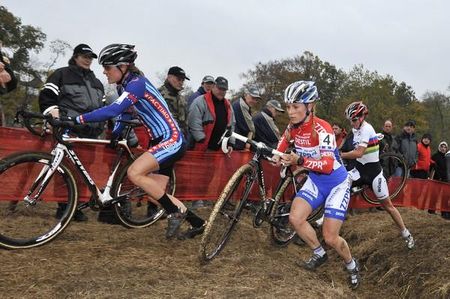 Compton pushes the run-up in Niel ahead of Van Den Brand.