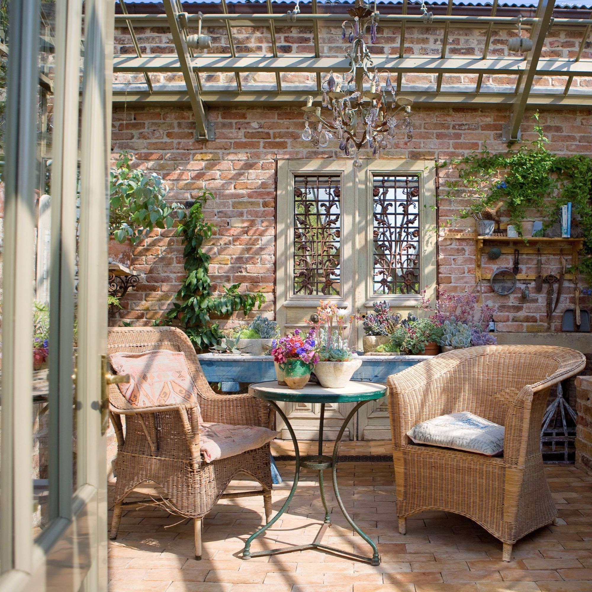 Rattan seating set in Alitex greenhouse