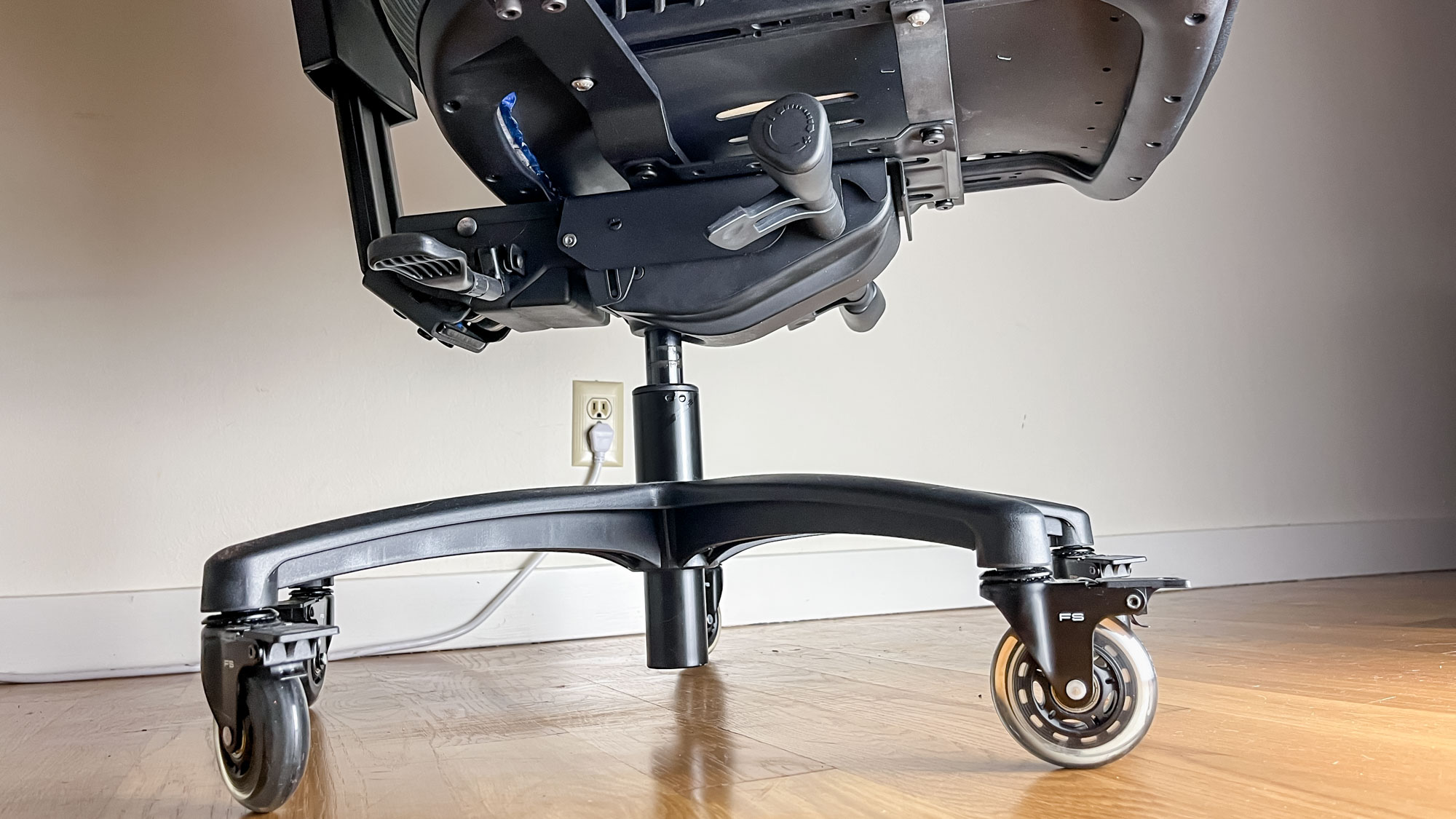 Mavix M9 gaming chair in action in front of my desk