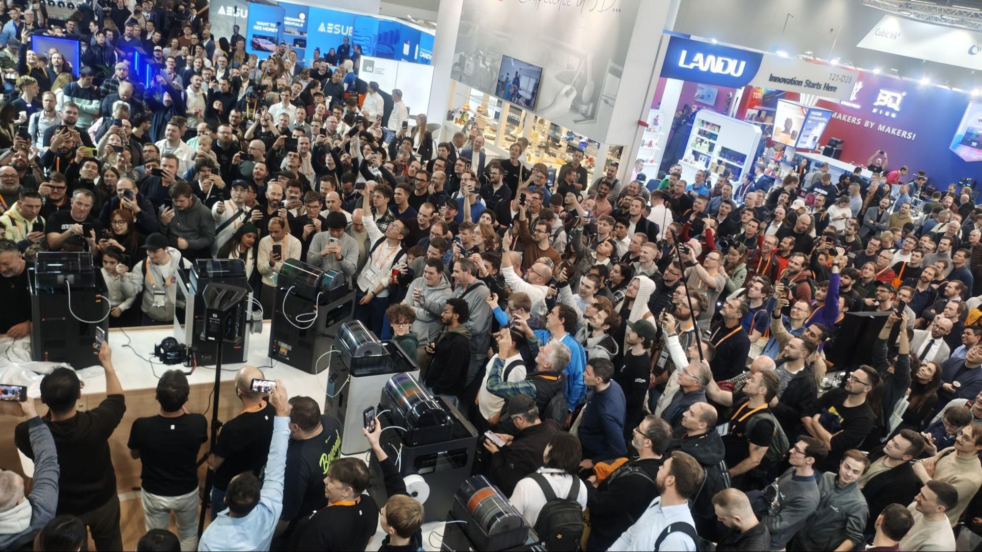 Bambu Lab a Prusa představily nové 3D tiskárny na Formnext – H2C s dvojitou tryskou a Vortek systémem eliminuje zbytky filamentu