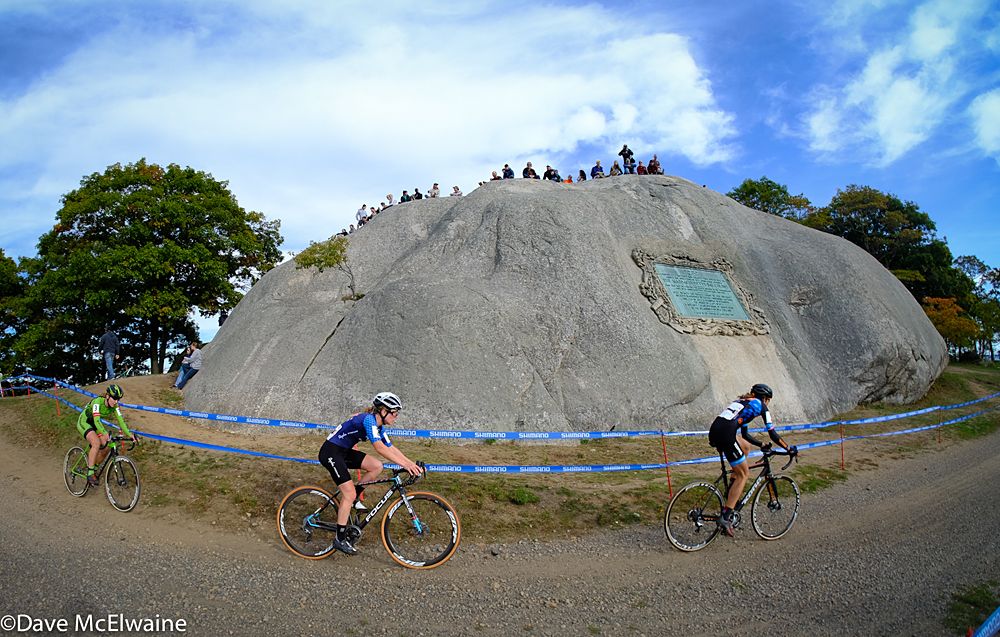 Helen Wyman (Kona) leading Ellen Noble and Emma White past the big rock at Stage Fort Park