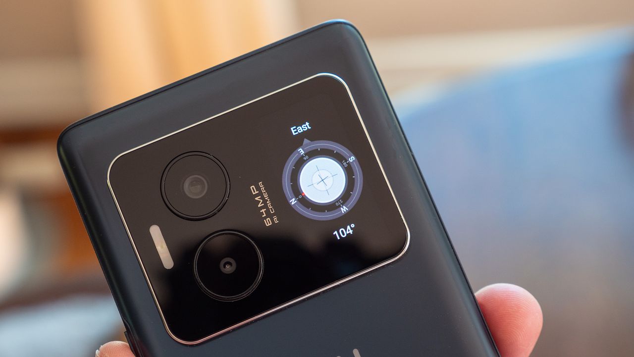 The compass tile on the 1.6-inch rear AMOLED display on the NUU B40 5G