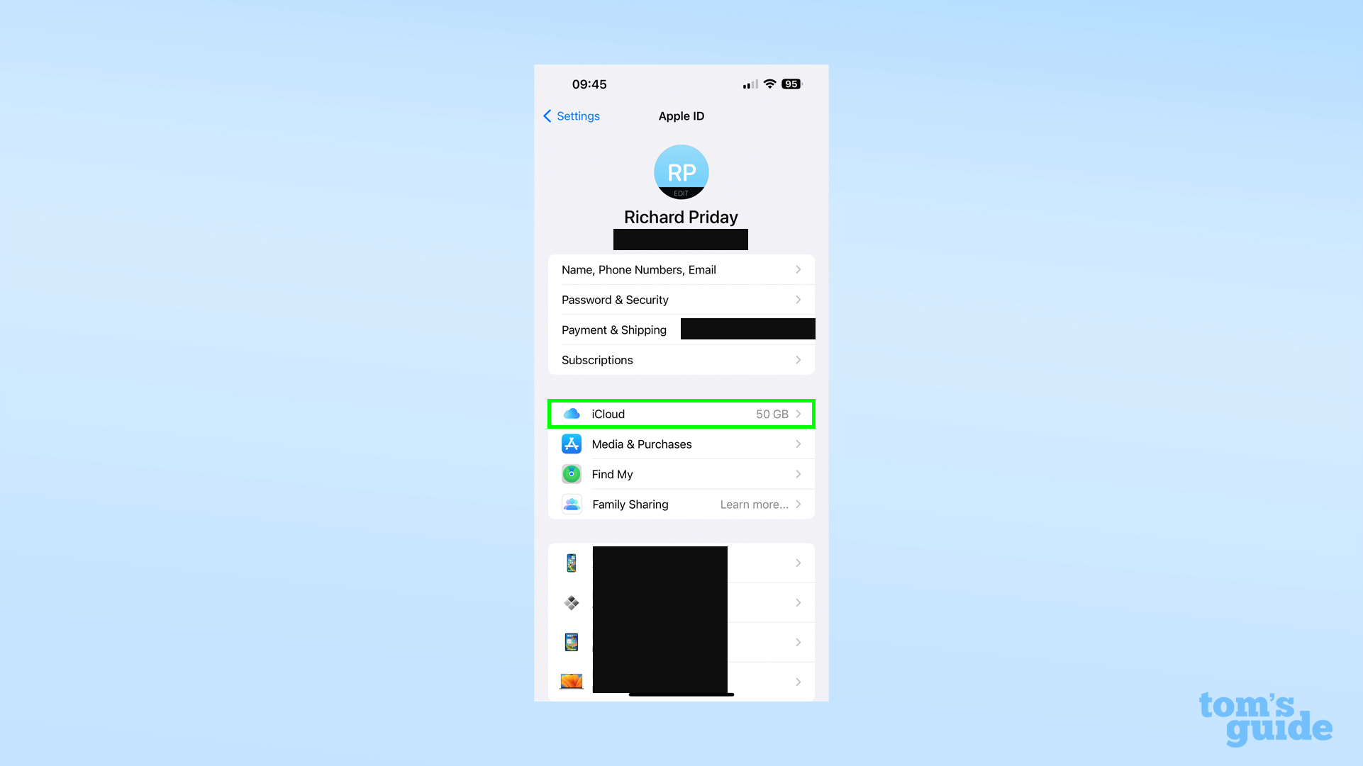 Скриншот приложения «Настройки iOS 16.2», показывающий меню Apple ID.