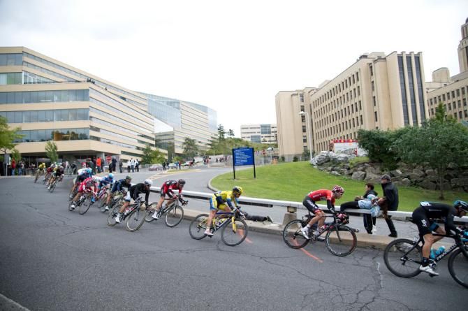 The peloton passes the Montr&eacute;al University