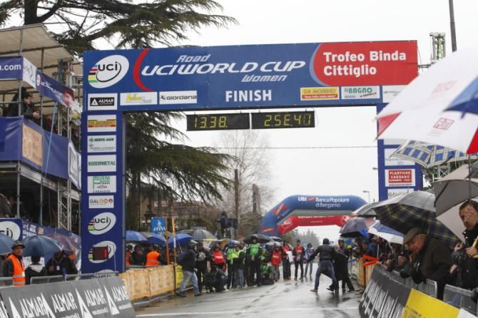 The finish area was busy with 10 km to go