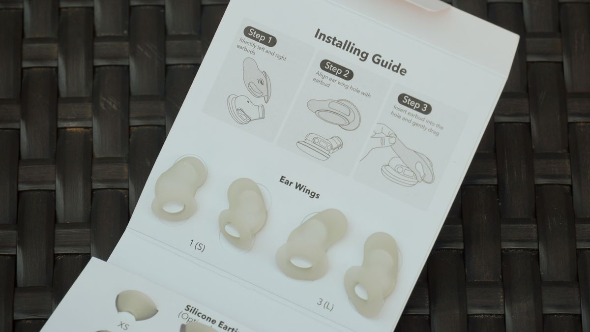The wingtip sizes and instructions that come with the Soundcore Sleep A30.