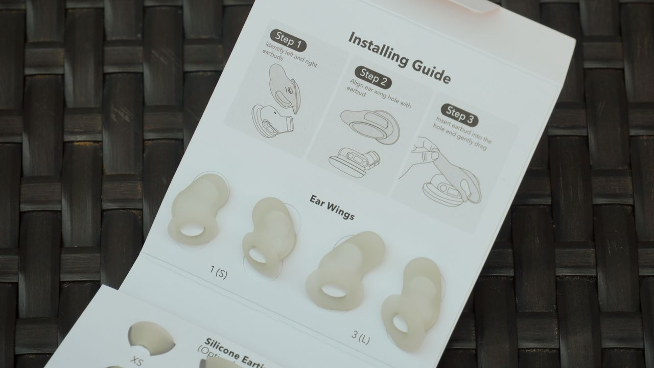 The wingtip sizes and instructions that come with the Soundcore Sleep A30.