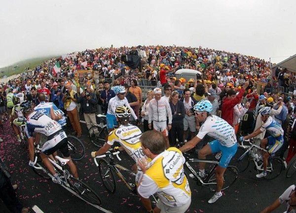 It's crowded on the Blockhaus at the finish line.