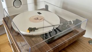 A closeup of the Rekkord Audio F300 turntable